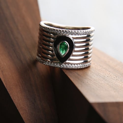 خاتم عريض فضّي مطعّم بالزركون والمينا السوداء والح...