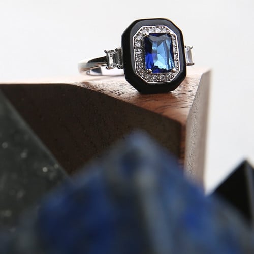 خاتم أسود من المينا و مطعّم بالزركون درجة ألماس وم...