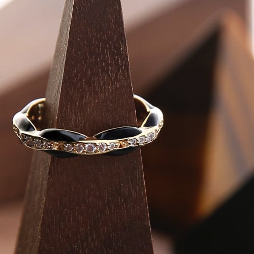 خاتم ذهبي مزيّن بمينا سوداء ومطعّم بالزركون