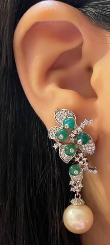 حلق طويل فاخر جدًا بتصميم مميز مرصّع بالزركون درجة...