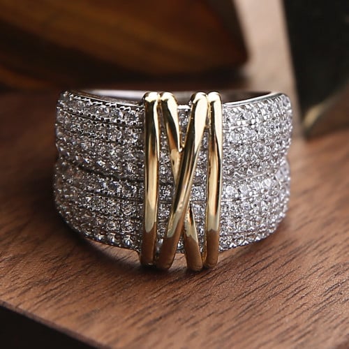 خاتم فضّي عريض مزّين بخطوط ذهبية، مطعّم بالزركون د...