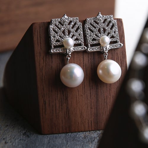 حلق فضي بتصميم فريد، مطعّم بالزركون درجة ألماس ومز...