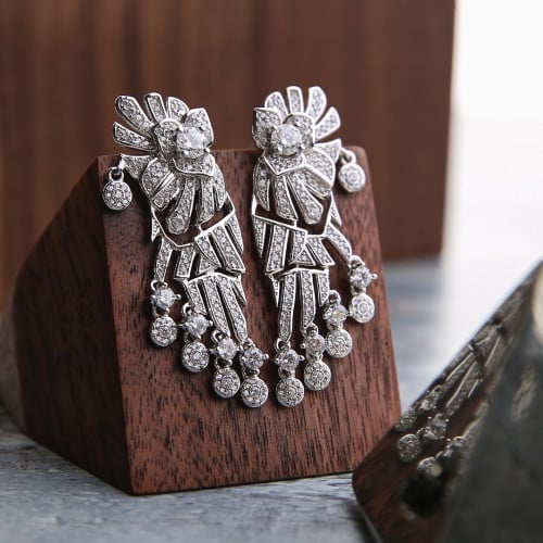 حلق فضي طويل بتصميم فريد وفاخر مطعّم بالزركون المن...