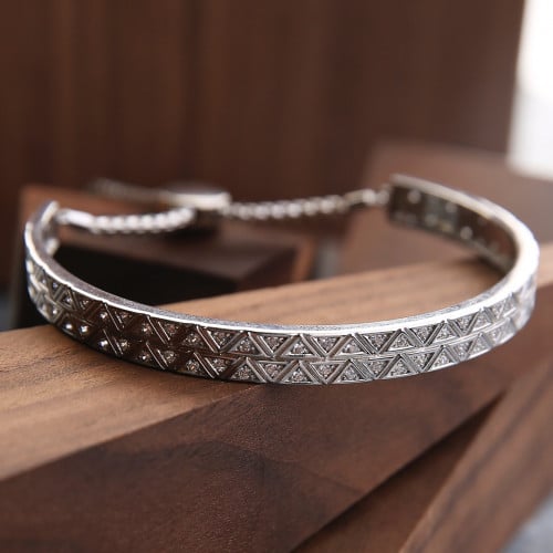 اسوارة فضيّة مثلثات مطعّمة بالزركون درجة ألماس