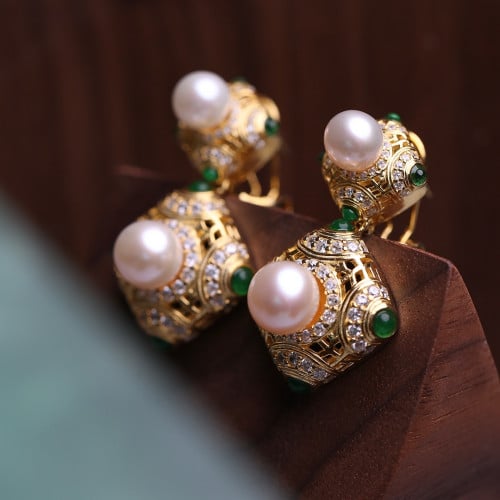 حلق ذهبي بتصميم فنتچ مميز و مرصّع بالزركون بدرجة أ...