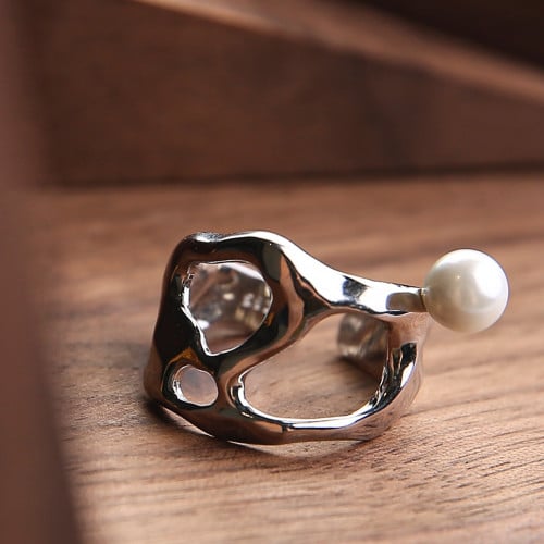 خاتم فضّي فريد التصميم مزّين بلؤلؤة (قابل للتمدد)