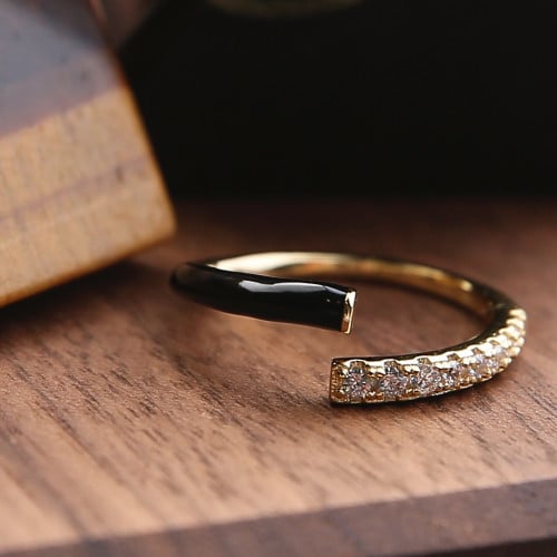 خاتم ذهبي مفتوح مزيّن بالمينا السوداء ومطعّم بالزر...