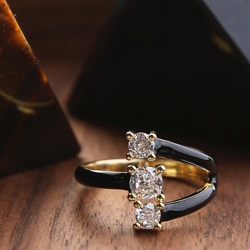 خاتم مينا سوداء مطعّم بـثلاث جواهر كبيرة من الزركو...