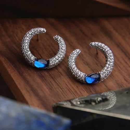 حلق مميز مرصّع بالزركون درجة ألماس و مزيّن بالأحجا...