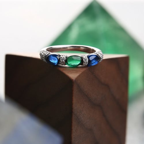 خاتم فضي مزيّن بـ 3 أحجار ملونة ومطعّم بالزركون در...