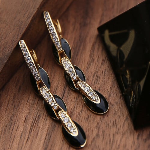 حلق ذهبي طويل مزيّن بمينا سوداء و مطعّم بالزركون