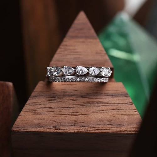 خاتم أنيق مزيّن بصفّين من الزركون درجة ألماس بقصّة...