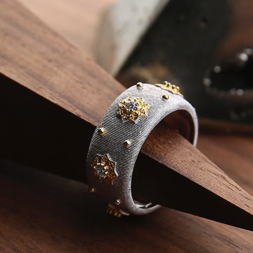 خاتم فضي فنتّج بتصميم يدوي إيطالي، مطعّم بالزركون...