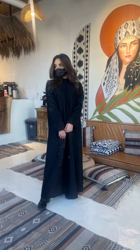 عباية شتوية قُماش شامواه بأضافة (سدو) اسود
