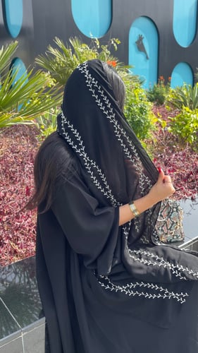 طرحة اسود مطرز فضي