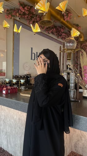 عباية سوداء بأكمام دانتيل