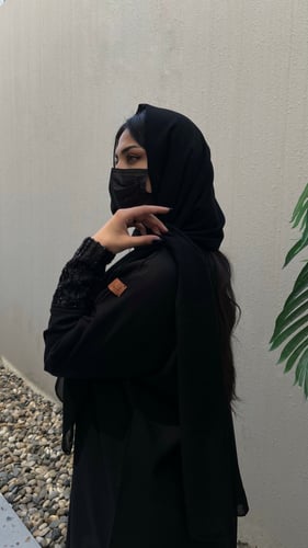 عباية سوداء بأكمام دانتيل