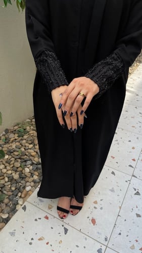 عباية سوداء بأكمام دانتيل