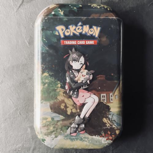 Crown Zenith Mini Tin - Marnie & Morpeko علبة بوكي...