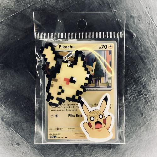 ميدالية بيكاتشو صناعة يدوية Pikachu Retro Pixel Ke...