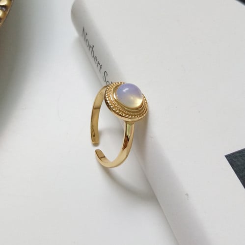 خاتم بتصميم كلاسيك من حجر الاوبال و الفضة الاسترلي...