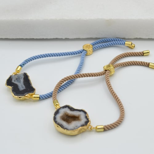 اسوارة مصنوعة يدويا من الحجر الطبيعي المطلي بالذهب...