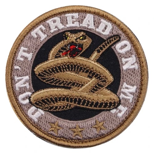 شارة بعبارة Don't Tread On Me دائرية