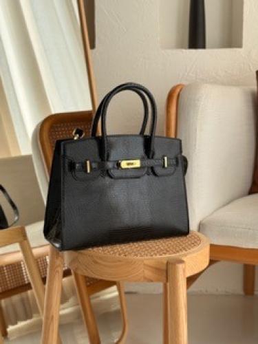 حقيبة يد سوداء بطابع كلاسيك