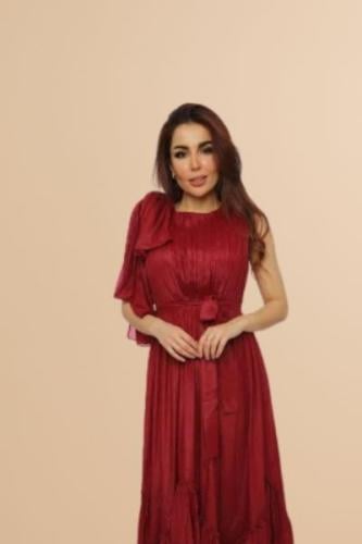 فستان احمر بربطة خصر