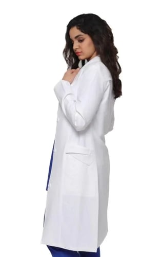 باكج التوفير 2 - 3 لابكوتات نسائية طبية لون أبيض