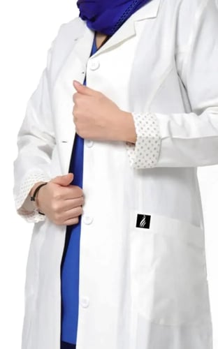 باكج التوفير 2 - 3 لابكوتات نسائية طبية لون أبيض