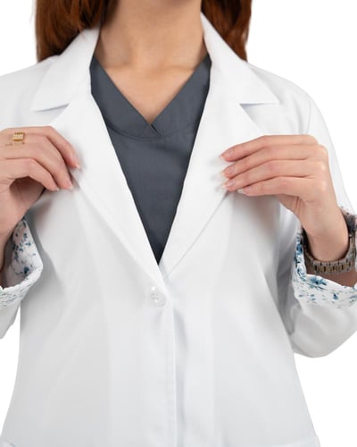 لابكوت طبي نسائي لون أبيض طول (36 إنش) هانا | مريو...