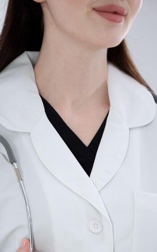 لابكوت طبي نسائي لون أبيض طول( 35–38 إنش) إليغانس...