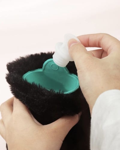 قربة ماء ساخن بغطاء قماش مخملي أسود