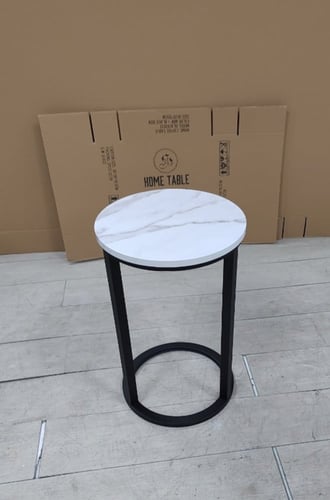 طاولتين مودرن بسطح بديل الرخام وقاعدة سوداء