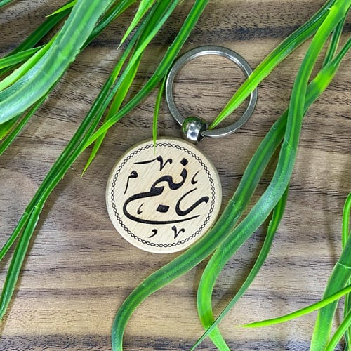 زوج من الميداليات الخشبية مع نقش الاسم بالليزر