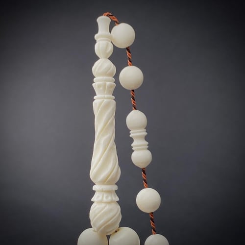 عظم فاخر شاهد منقوش