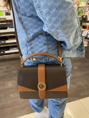 شنطة من مايكل كورس