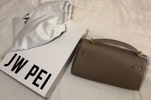 شنطة جي دبليو بي رمادي