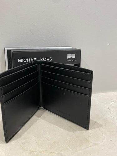 محفظة مايكل كورس فيها خدش بسيط