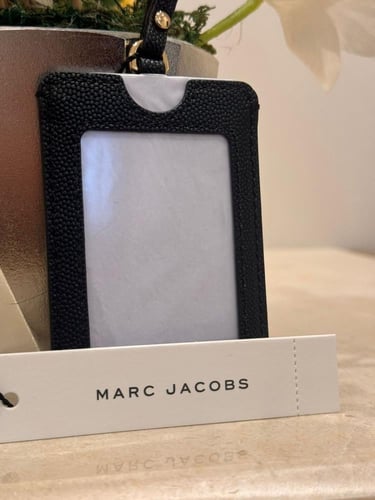 تعليقه بطايق مارك جاكوبز اسود