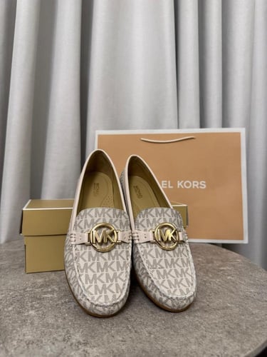 فلات مايكل كورس مقاس ٨= ٣٨.٥