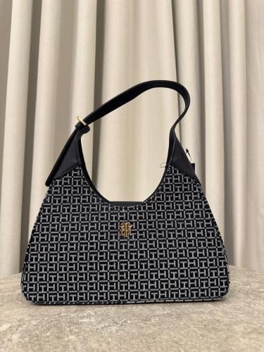 شنطة كتف من تومي هيلفقر