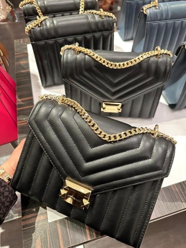 شنطة مايكل اسود لوقو ذهبي