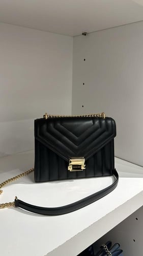 شنطة مايكل اسود لوقو ذهبي