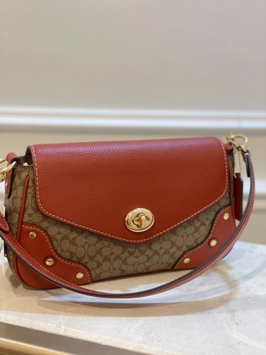 شنطة كتف من كوتش