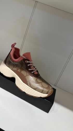 جزمة رياضية من كوتش مقاس 41.5