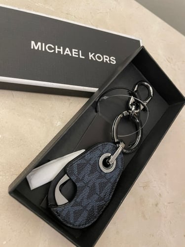 ميدالية مايكل كورس رجالي في بوكس فقط