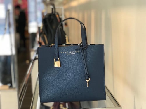 شنطة كحلي مارك جاكوبز