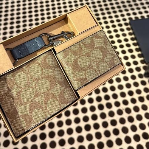 بوكس رجالي بيج لوقو من كوتش (بوك + كلرد هولدر + مي...